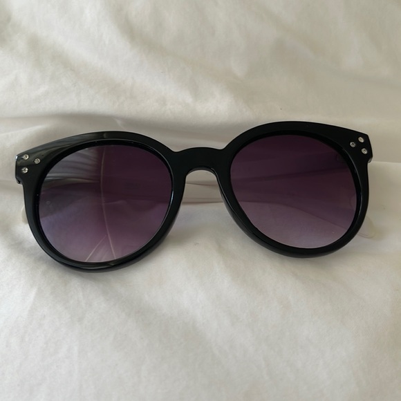 Black And White Sunglasses With Jewels - Picture 3 of 5